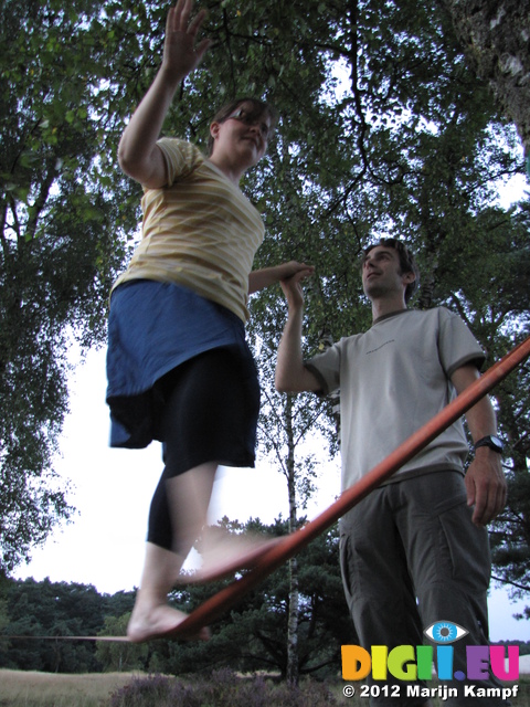 SX24103 Jenni slacklining with Wouko